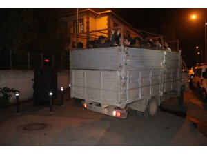 Bağcılar’da kamyon kasasında 42 Pakistanlı mülteci yakalandı