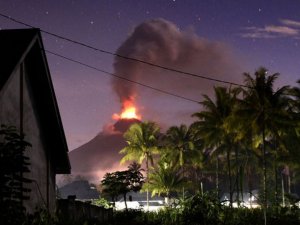 Endonezya'da deprem ve tsunaminin ardından yanardağ patladı!