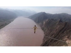 Çin’de Sarı Nehir üzerindeki ipte nefes kesen yürüyüş