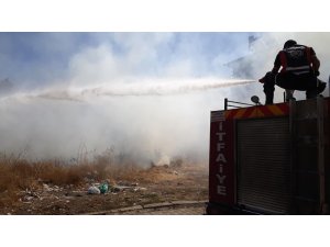 Bingöl’de, ot yangını evlere ulaşmadan söndürüldü