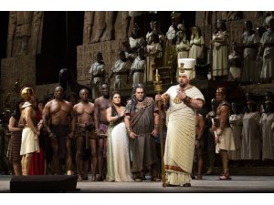 Met Opera Aida ile sezonu açıyor