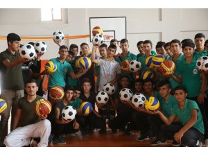 Cizre Belediyesi okullara spor malzemesi desteği sundu