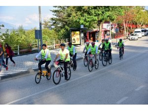 Belediye meclis üyeleri toplantıya bisikletle gitti