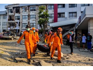 Depremin vurduğu Endonezya’da şimdi de yağmalama başladı