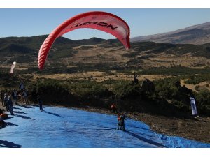 Tunceli’de yamaç paraşütçüleri heyecan yaşattı