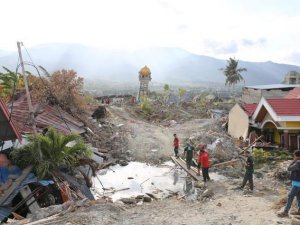 Endonezya'daki depremde ölü sayısı 2 bine yaklaştı