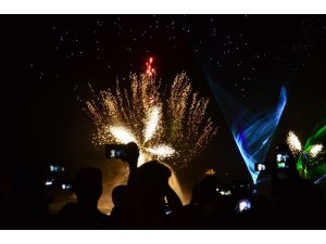 Adanalılar Lezzet Festivali’nde ışık ve havai fişek gösterisiyle coştu