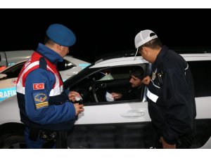 Jandarma ve polis ekiplerinden trafik denetimi
