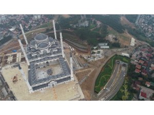 İnşaatında sona gelinen Çamlıca Camii’nde yapılan çevre düzenleme çalışmaları havadan görüntülendi