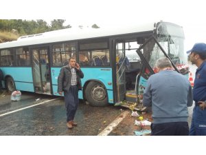 Belediye otobüsü yoldan çıkarak kayalıklara çarptı: 20 yaralı