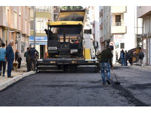 Çorlu’da asfalt serim çalışmaları devam ediyor