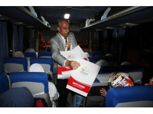 Başkan Seyfi Dingil’den umre yolcularına hediye
