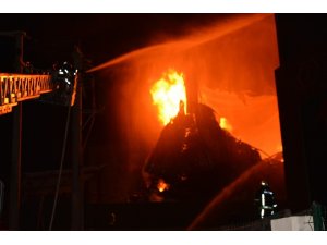 Bursa’daki fabrika yangınına 50 itfaiye aracı ile 150 itfaiyeci müdahale ediyor