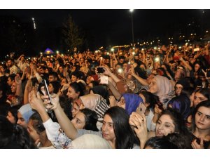 Şarkıcı Selçuk Balcı ve Buray Hoşsöz Diyarbakırlıları coşturdu