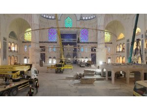 Çamlıca Camii’ne devasa avizenin yerleştirilmesi drone ile görüntülendi