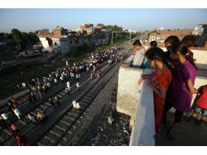 Hindistan’daki tren kazasında ölü sayısı 61’e yükseldi