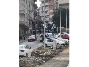 Trabzon’da yokuş aşağıya giderken freni boşalan vinç yola devrildi, kaza ucuz atlatıldı