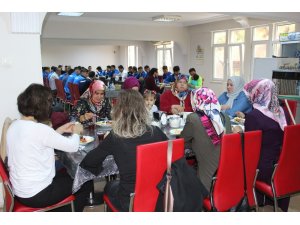 Karabükspor’da futbolcular aileleriyle ’birlik beraberlik kahvaltısı’ yaptı