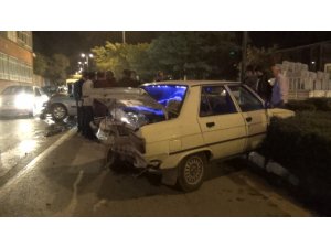 Alkollü sürücü kırmızı ışıkta bekleyen araca çarptı: 1 ağır yaralı