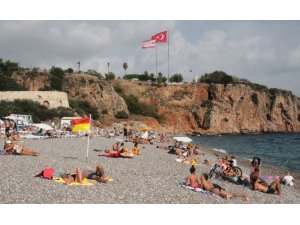 Antalya’da deniz, kum ve güneş sezonu kapanmadı