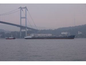 Arızalanan gemi İstanbul Boğazı’nda römorkörlerle geçirildi