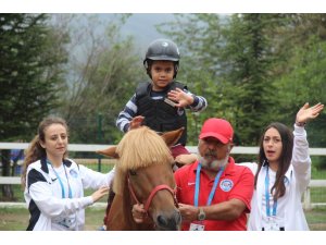 4 yaşına kadar konuşamayan Hasan, at ve havuz terapisi ile 3 ayda otizmi yendi