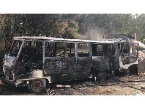 Sultanbeyli’de 2 araç alev alev yandı