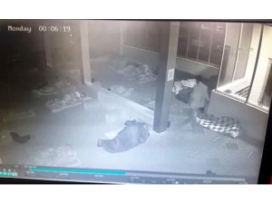 Hasta yakınları misafirhanesinde hırsızlık anı kamerada