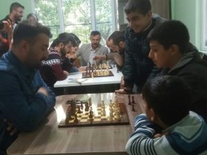 İşitme engelliler, satranç oynadı