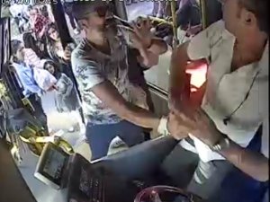 Halk otobüsü şoförü ile kadın yolcu arasındaki dil anlaşmazlığı, şoförün burnunun kırılmasıyla sonuçlandı
