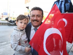 Başkan Taşçı, Türk bayrağı dağıttı