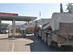 İdlib’e beton blok sevkiyatı