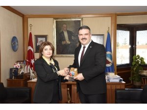 Azerbaycan Parlamentosu Milletvekili Cebrailova’dan Rektör Prof. Dr. Çomaklı’ya ziyaret