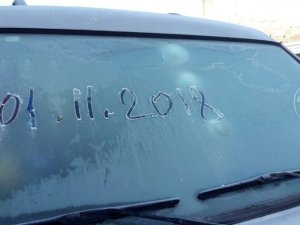 Kars’ta soğuk hava araçların camlarını dondurdu