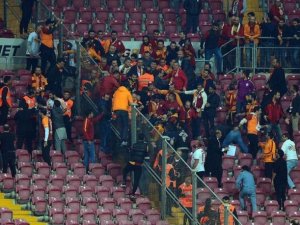 Galatasaray - Fenerbahçe derbisi sonrası tribünlerde kavga çıktı