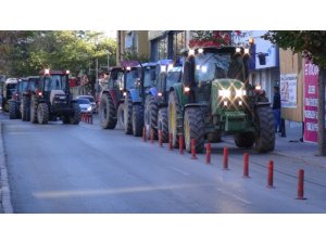 Çiftçiler pancar alım kotasına tepki için traktörlerle şehre indi