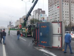 D-100'de kamyon devrildi, Edirne istikameti tekrar açıldı