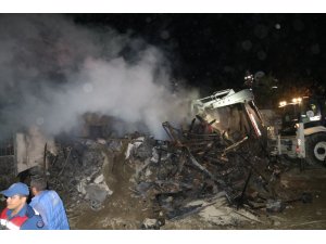 Köyde meydana gelen yangın sonucu 4 ev zarar gördü
