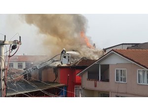 Düzce’de bir binanın çatısı tamamen yandı