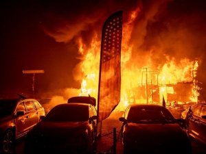 Kaliforniya yangınlarla boğuşuyor