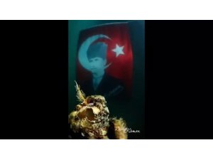 Kuşadası’nda Atatürk için su altında anma etkinliği