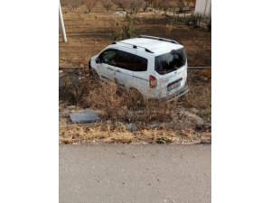 Otomobil bahçeye daldı: 2 yaralı
