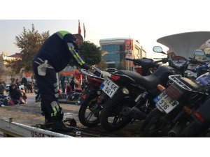 Polisler kurallara uymayan motosiklet sürücülerine göz açtırmıyor