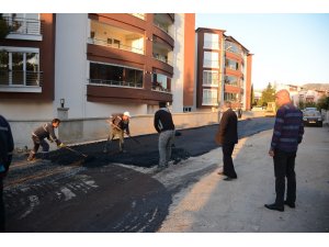 Dinar’da sıcak asfalt serme çalışmaları devam ediyor
