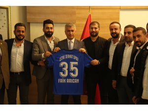 Cizre Serhatspor yönetiminden kaymakama takım forması hediye edildi