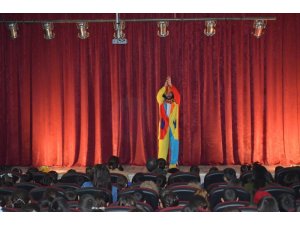 Adilcevaz’da şirinler tiyatro gösterisi düzenlendi