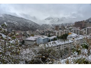 Gümüşhane kent merkezine mevsimin ilk karı yağdı