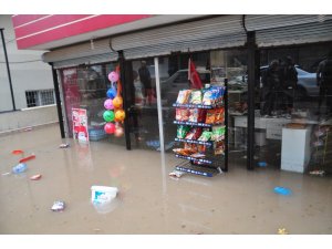 Reyhanlı’da şiddetli yağış ev ve iş yerlerini sular altında bıraktı