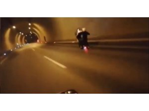 İstanbul’da tünelde tek teker giden motosikletlinin kaza yaptığı anlar kamerada