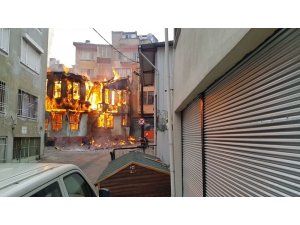 Bursa’da tarihi çarşıdaki ahşap bina alev alev yandı...Binanın yangınla çökmesi kameraya yansıdı
